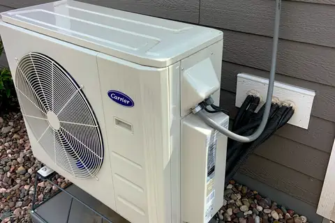 Pompe à chaleur air-eau contre une façade